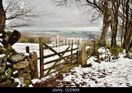 Dartmoor cercando di gate da un snowy dartmoor attraverso Okehampton e del Devon Foto Stock