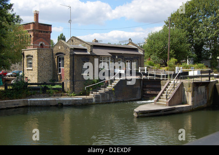 Si blocca sul Regents Canal a Londra in Inghilterra Foto Stock