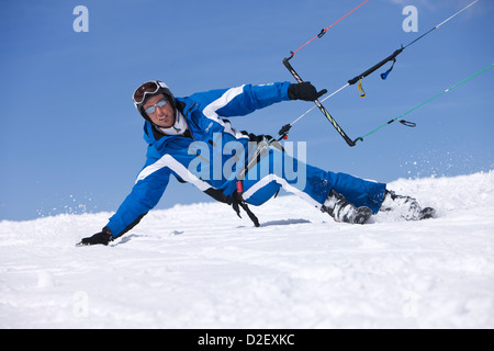 L'uomo kite sci in blu skiwear, Austria Foto Stock