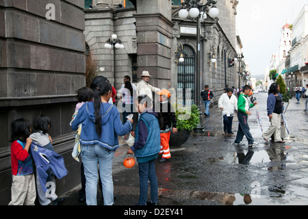 La gente sul marciapiede in Puebla centrale sul Zocalo - Messico Foto Stock