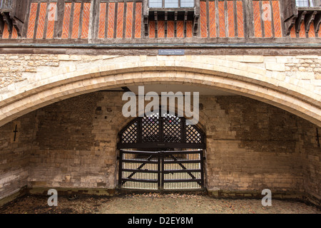 L'interno recinto della porta del Traditore sotto la Torre di St Thomas nella Torre di Londra, Inghilterra Foto Stock