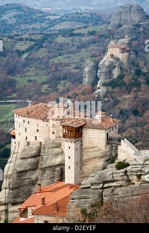 UNESCO World Heritage Site Meteora, Grecia: Rossanou (anteriore) e Agios Nikolaos Anapafsas Monasteri Foto Stock