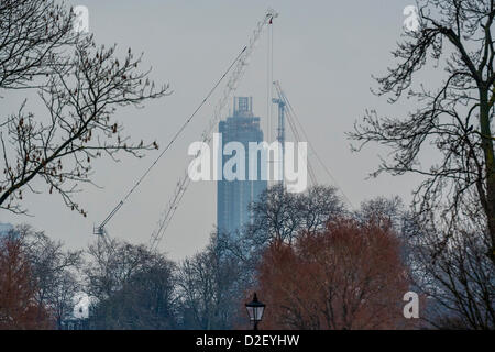 Londra, Regno Unito. 22 gen, 2013. La torre di St George Wharf, Vauxhall dopo un elicottero ha colpito un grattacielo di gru sul suo lato. Altre gru sembra funzionare sulla torre ma questa è un'illusione ottica come sono visti da una lunga distanza a Clapham Common, Londra. Foto Stock