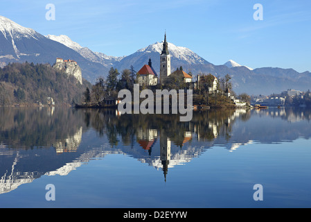 Chiesa di pellegrinaggio dell Assunzione di Maria sul isola di Bled e il castello di Bled Lago di Bled Slovenia Foto Stock