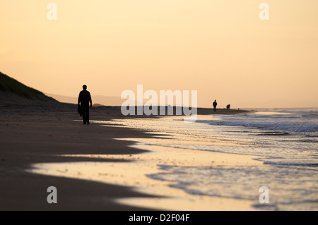 La gente camminare lungo la spiaggia Whiterocks North Antrim Coast Foto Stock