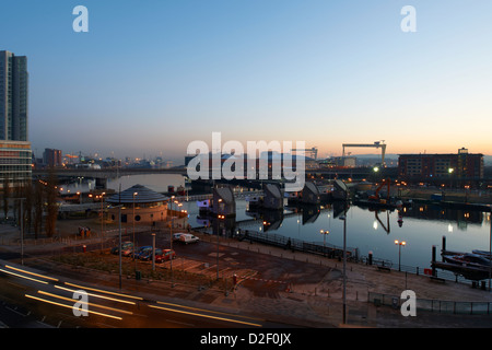 Vista sul fiume Lagan e Donegall Quay verso l'Odyssey Arena la mattina presto Foto Stock