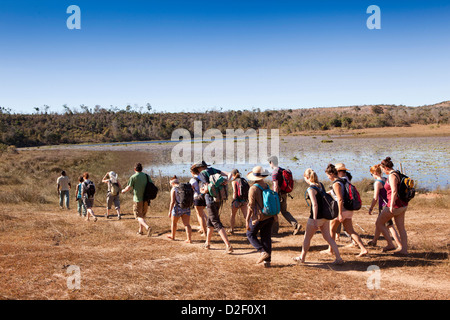 Madagascar, Funzionamento Wallacea, Matsedroy, sesta forma studenti camminare tra campi Foto Stock