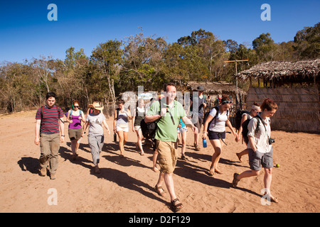 Madagascar, Funzionamento Wallacea, Matsedroy, sesta forma studenti camminare tra campi Foto Stock