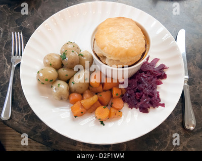 Pranzo café pasto bistecca e Ale con torta di pasta sfoglia Chantenay crosta carote viola di cavolo e patate novelle Foto Stock