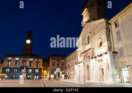 Vista notturna della Cattedrale, gli edifici storici e la piazza principale di Reggio Emilia, Italia del nord Foto Stock