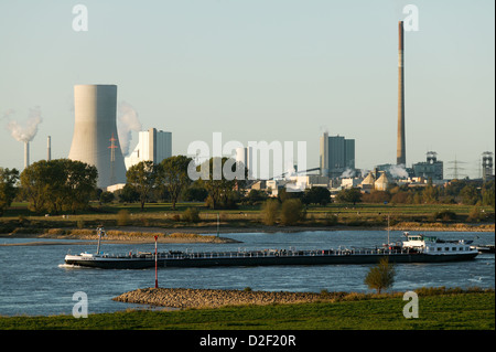 Duisburg, Germania, nave da carico sul Reno, dietro le centrali a carbone vegetale Voerde Foto Stock