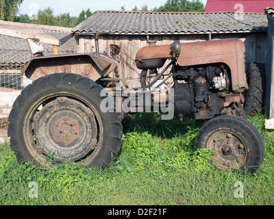 Vecchio retrò Soviet russo giardino tempo trattore DT-20, realizzato nel 1963 Foto Stock