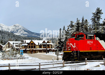 Un Canadian National treno merci presso un passaggio a livello nella cittadina di Jasper Foto Stock