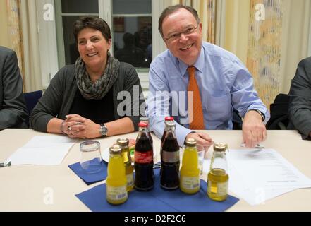 SPD candidato superiore Stephan Weil (R) e Anja Piel, candidato superiore da Alliance 90/verdi, sedersi all'inizio delle trattative di coalizione tra la SPD e i verdi di Hannover, Germania, 22 gennaio 2013. Foto: JULIAN STRATENSCHULTE Foto Stock