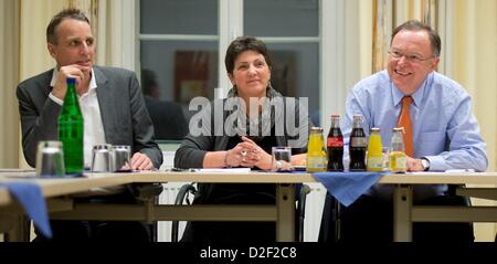 Stefan Wenzel (L-R), Anja Piel, top candidati da Alliance 90/verdi, sedersi con SPD candidato superiore Stephan Weil all'inizio delle trattative di coalizione tra la SPD e i verdi di Hannover, Germania, 22 gennaio 2013. Foto: JULIAN STRATENSCHULTE Foto Stock