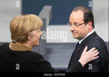 Il cancelliere tedesco Angela Merkel colloqui del Presidente francese Francois Hollande durante una riunione di tedesco e francese i parlamentari nel Bundestag tedesco a Berlino, Germania, 22 gennaio 2013. Essi sono riuniti per la celebrazione del cinquantesimo anniversario della firma del Trattato di Elysee il 22 gennaio 1963. Foto: MAURIZIO GAMBARINI Foto Stock