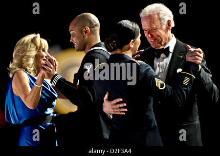 Vice Presidente USA Joe Biden danze con personale dell'esercito Sgt Keesha Dentino e sua moglie dott.ssa Jill Biden danze con Marina Sottufficiali di terza classe Patrick Figuero presso i comandanti in capo sfera su gennaio 21, 2013 al Washington Convention Center di Washington DC. Foto Stock