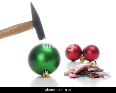 Martello colpendo palla di Natale romperlo in pezzi - concetto raffiguranti avversione per celebrare le vacanze di natale Foto Stock