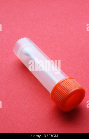 Recipiente per la raccolta delle feci su sfondo rosso Foto Stock