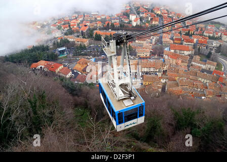 Serenissima Repubblica di San Marino. Gennaio 21, 2013 , il territorio della Repubblica di San Marino è stato coperto con uno spesso strato di nubi. Solo le torri sul Monte Titano trafitto le nuvole. La teleferica. Credito: Ferdinando Piezzi Foto Stock