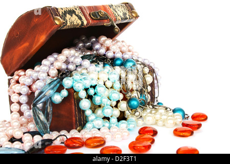 Jewelery box con collane e pietre isolati su sfondo bianco. Foto Stock