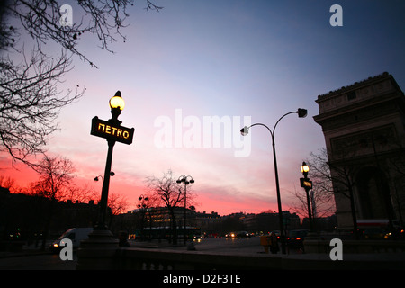 Paris Place de l Etoile e Arc de triomphe; sky con il francese tricolors blu bianco rosso Foto Stock