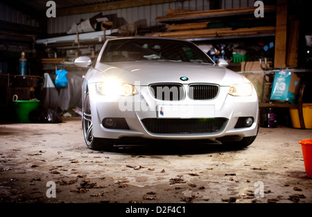 Argento BMW 3 Series 2 litro litro motore diesel auto in un garage. Foto Stock