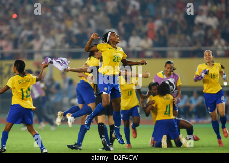 HANGZHOU, CINA - SETTEMBRE 27: Ester (#20) e le sue compagne di squadra brasiliane celebrano la vittoria del 4-0 sugli Stati Uniti nella semifinale della Coppa del mondo femminile FIFA allo stadio Hangzhou Dragon il 27 settembre 2007 a Hangzhou, Cina. Solo per uso editoriale. Uso commerciale vietato. (Fotografia di Jonathan Paul Larsen / Diadem Images) Foto Stock