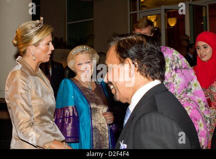 Regina olandese Beatrice e la Principessa Maxima accoglie Sultan Haji Hassanal Bolkiah prima di un concerto presso il Teatro Impero in Brunei, 22 gennaio 2013. La Dutch Royals sono su una due giorni di visita di Stato il sultanato.Foto: Albert Nieboer / Paesi Bassi fuori Foto Stock