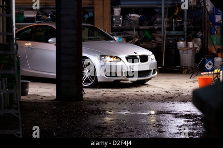 Argento BMW 3 Series 2 litro litro motore diesel auto in un garage. Foto Stock