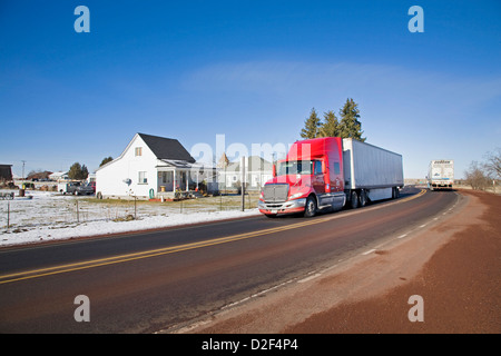 Un semi carrello aziona attraverso la città fantasma di Shaniko, Oregon Foto Stock