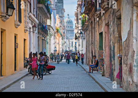 Scena di strada a l'Avana vecchia su Calle Brasile con Capitolio edificio dietro, Habana Vieja, Havana, Cuba Foto Stock