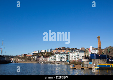 Hotwells e clifton aree di legno di bristol visto da tutta l'Harbourside su una soleggiata giornata chiara con il blu del cielo. Foto Stock