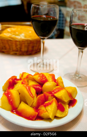 Antipasto spagnolo: patatas bianche che serve, chiudere la vista. Madrid, Spagna. Foto Stock