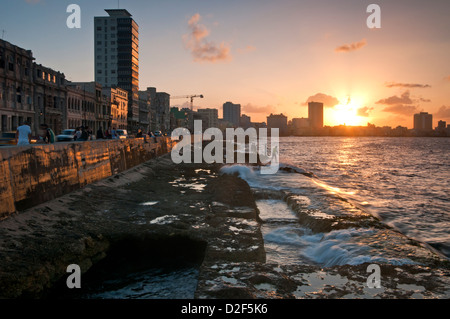Il Malecon o la passeggiata sul Lungomare al tramonto, Centro Habana, Havana, Cuba Foto Stock