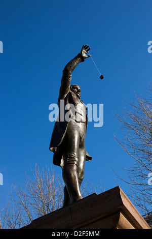 Statua di Edmund Burke MP in Bristol con un yo yo che è stato posto sopra il suo dito da burloni. Foto Stock