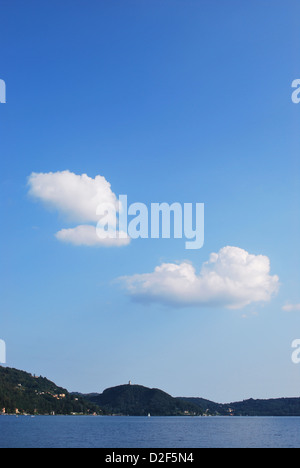 Vista panoramica del lago d'Orta in una giornata di sole, Italia Foto Stock