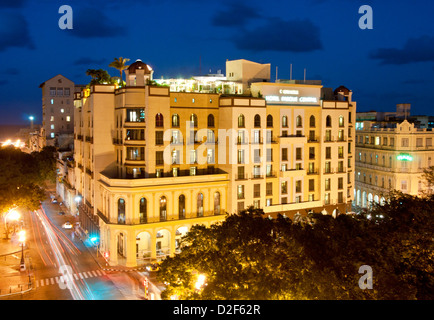 Parque Central Hotel e il Museo del Prado di notte da Hotel Angleterra Hotel sul tetto e Centro Habana, Havana, Cuba Foto Stock