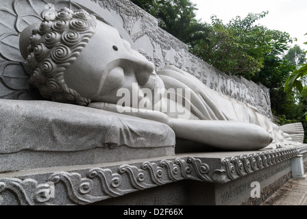 La statua in marmo di sleeping Buddha in Nha Trang, Vietnam Foto Stock