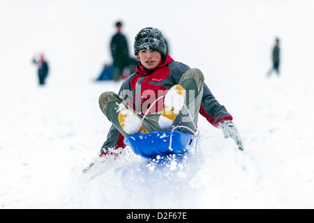 Godendo della neve Foto Stock