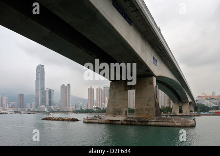 Hong Kong, Cina, Tsing Yi North Bridge e Wohntuerme con torri di Nina Foto Stock