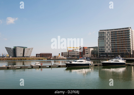 Abercorn bacino con appartamento Marina il blocco e la nuova firma di Titanic edificio, Belfast Irlanda del Nord Foto Stock