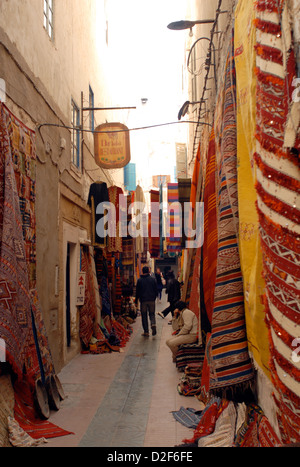 I tappeti in vendita nelle strade della medina essaouira marocco Foto Stock