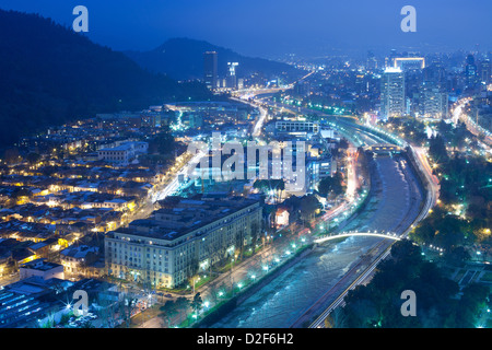 Vista notturna di Santiago de Cile verso la parte est della città Foto Stock