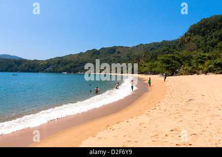 Beachgoers godono di una splendida giornata di sole su di una spiaggia di sabbia di Palmas, Enseada das Palmas, Ilha Grande Angra dos Reis, Stato di Rio de Janeiro, Brasile Foto Stock