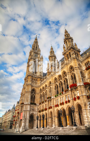 Il Rathaus (Municipio) di Vienna in Austria al mattino Foto Stock