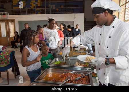 Detroit, Michigan - un pasto viene servito ai residenti di un esercito della salvezza di rifugio per i senzatetto le donne e i bambini. Foto Stock