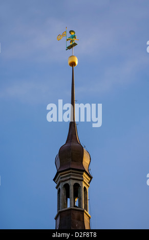 Tallinn Town Hall, storico paletta Vana Toomas ( Vecchio Toomas ) sulla parte superiore della guglia barocca del palazzo medievale. Foto Stock