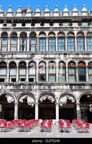 Venezia - Piazza San Marco - la facciata e i portici di Palazzo Vecchio Foto Stock