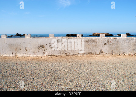 Bastioni lungo le pareti del porto di essouira marocco Foto Stock